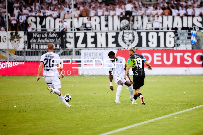 Zweikampf um Ballbesitz