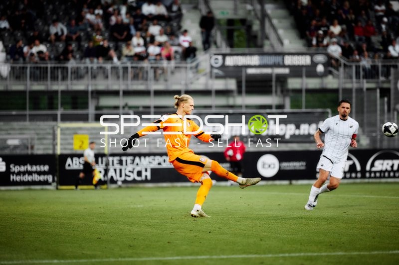 Torwart Lucas Becker (1; FSV Frankfurt) spielt Ball, Yannick Osee (13; SV Sandhausen) beobachtet