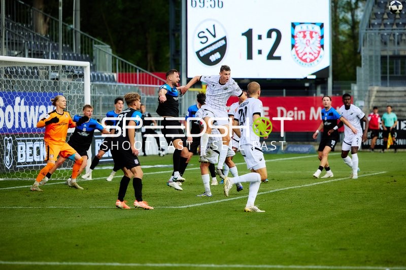 Intensives Duell im Strafraum