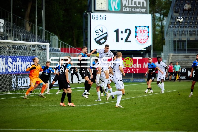 Zweikampf zwischen Pablo Zahnen Martinez (21; SV Sandhausen) und Timo Hildmann (21; FSV Frankfurt)