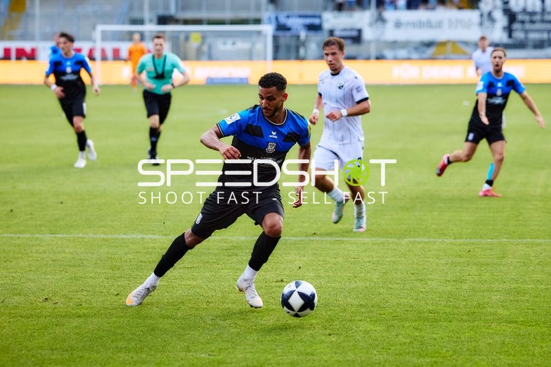 Spieler im Zweikampf um Ball