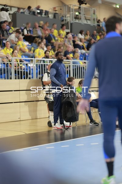 Offizielle Person an Seitenlinie