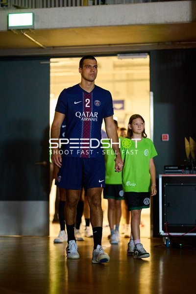 Spieler Mateo Maraš (2; Paris Saint-Germain) betritt Halle