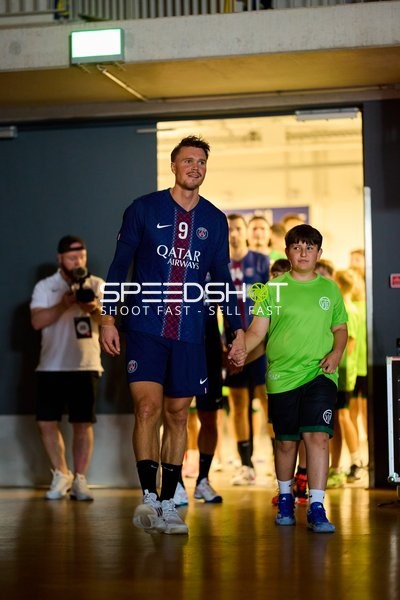 Spieler Emil Mellegard (9; Paris Saint-Germain) betritt Halle