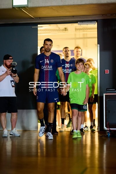 Spieler Ferrán Solé Sala (14; Paris Saint-Germain) betritt Halle