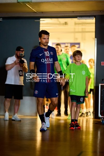 Spieler mit Ball in Halle