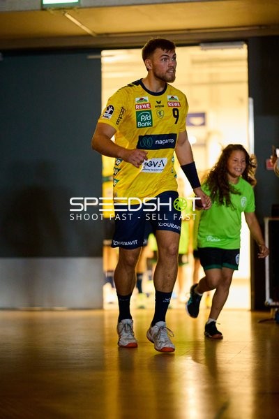 Steven Plucnar Jacobsen (9; Rhein Neckar Löwen) betritt Halle