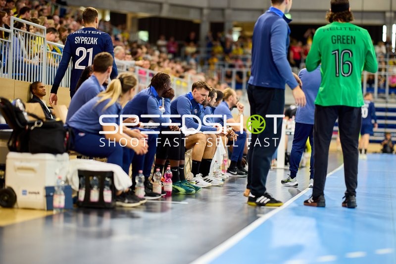 Spieler und Trainer an Seitenlinie