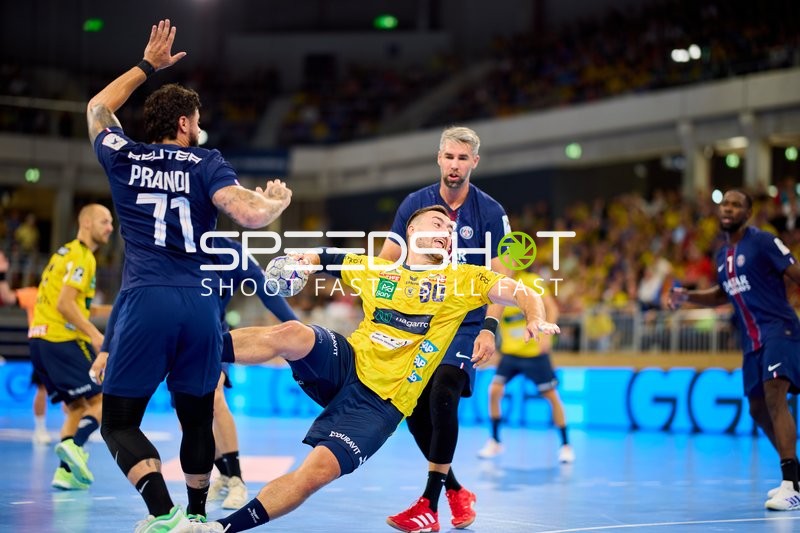 Spieler kämpfen um den Ball