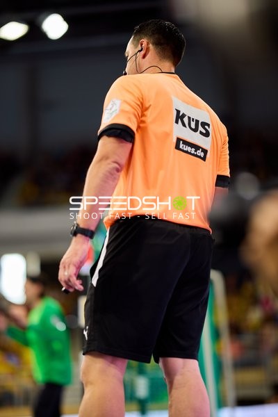 Schiedsrichter gibt Anweisungen