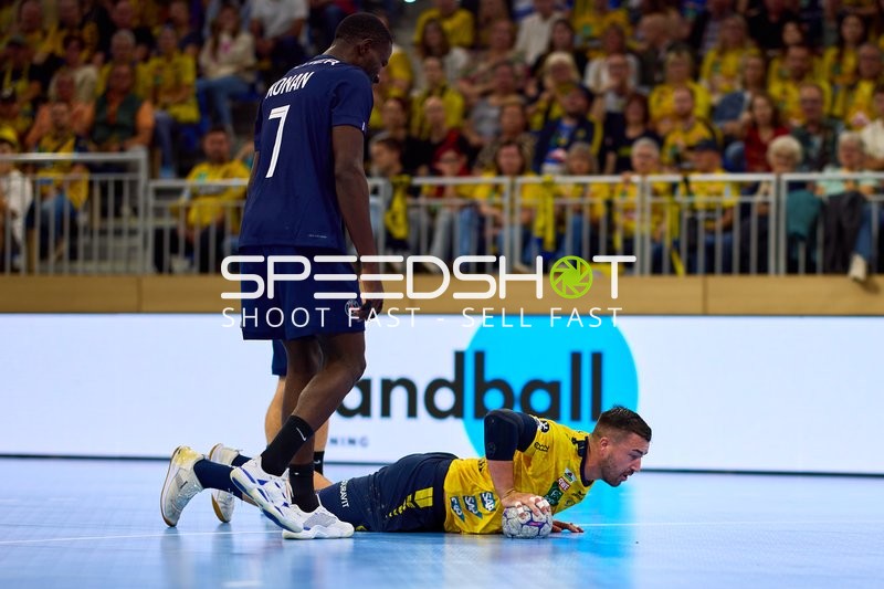 Spieler Jannik Kohlbacher (80; Rhein Neckar Löwen) hält den Ball