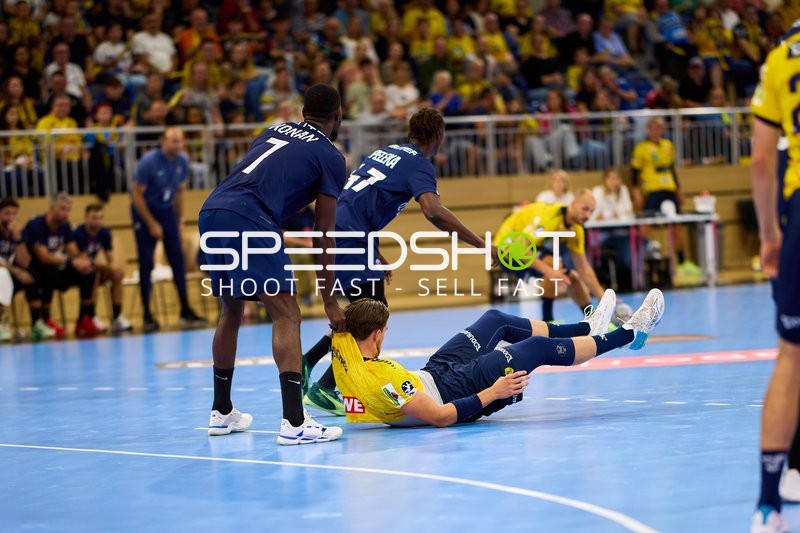 Spieler kämpfen um Ball