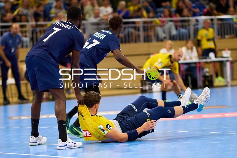 Spieler kämpfen um Ball