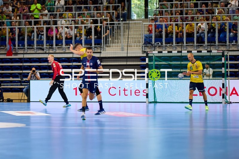 Torwart David Späth (29; Rhein Neckar Löwen) hält Ball