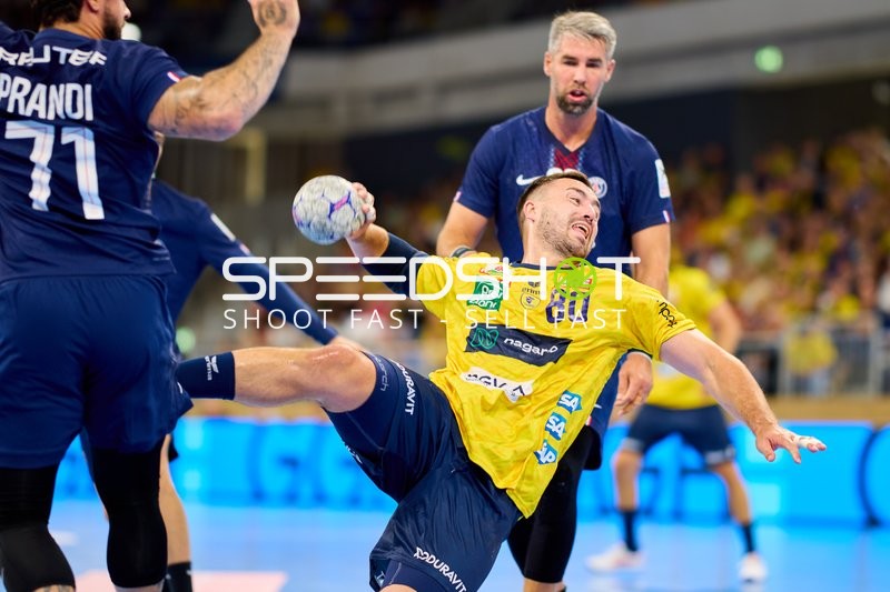 Spieler kämpfen um Ball