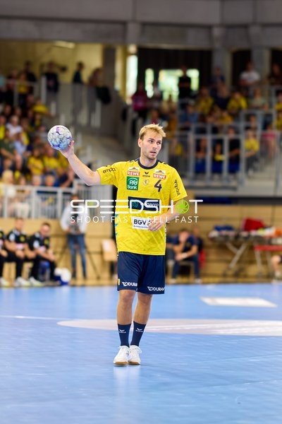 Mathias Larson (4; Rhein Neckar Löwen) wirft aufs Tor