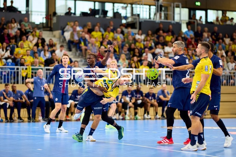 Spieler kämpfen um Ball