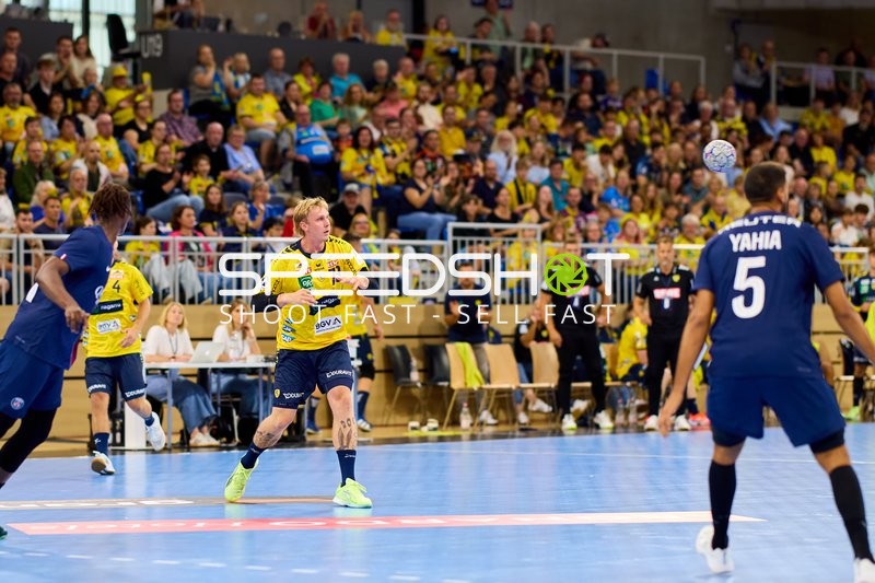 Spieler kämpfen um Ball