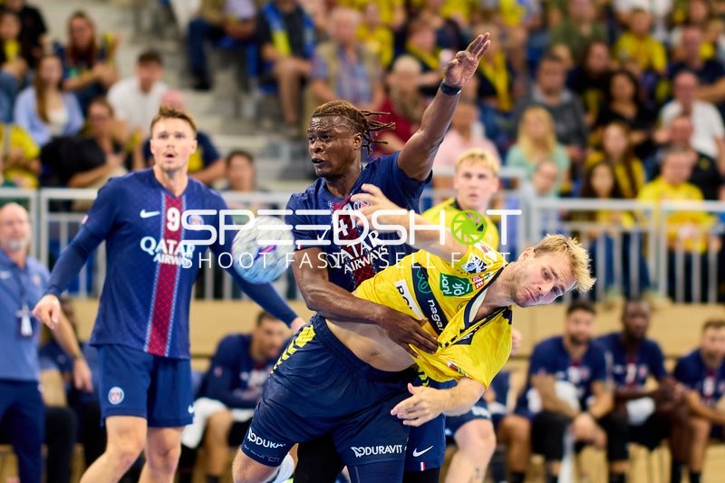 Spieler kämpfen um Ball