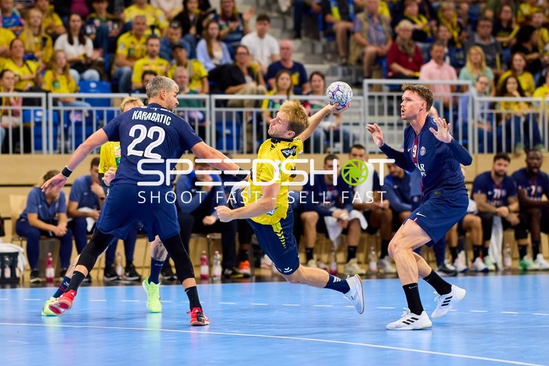 Spieler kämpfen um Ball