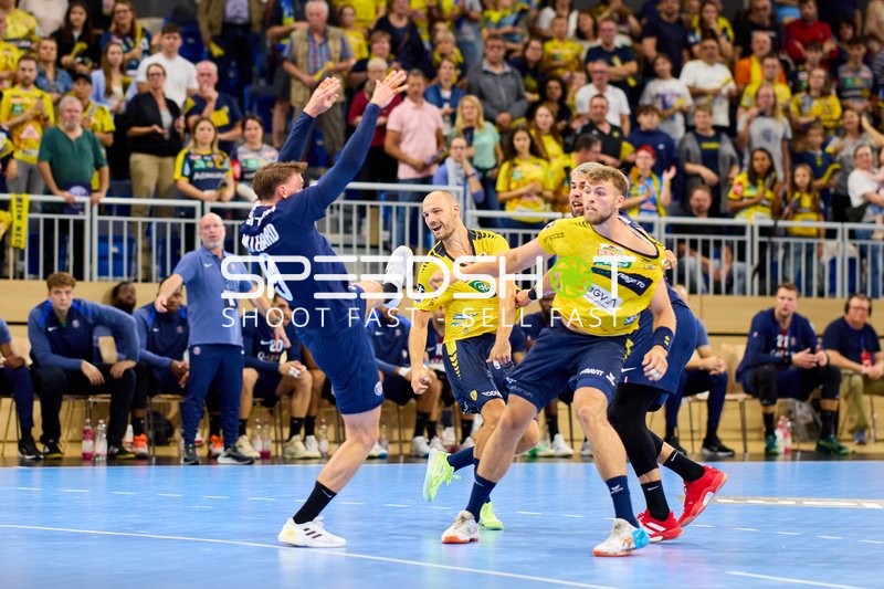 Spieler kämpfen um Ball