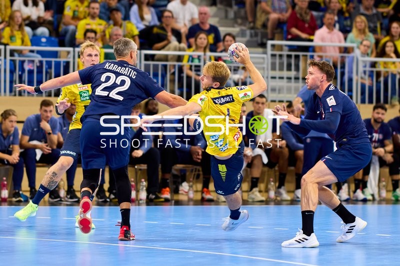 Spieler kämpfen um Ball