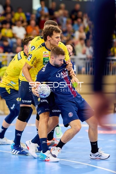 Spieler verteidigt mit Ball