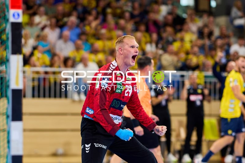 Torwart David Späth (29; Rhein Neckar Löwen) jubelt