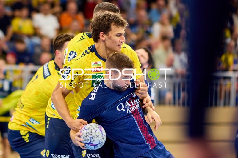 Spieler kämpfen um den Ball