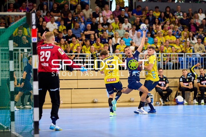 Spieler kämpfen um Ball