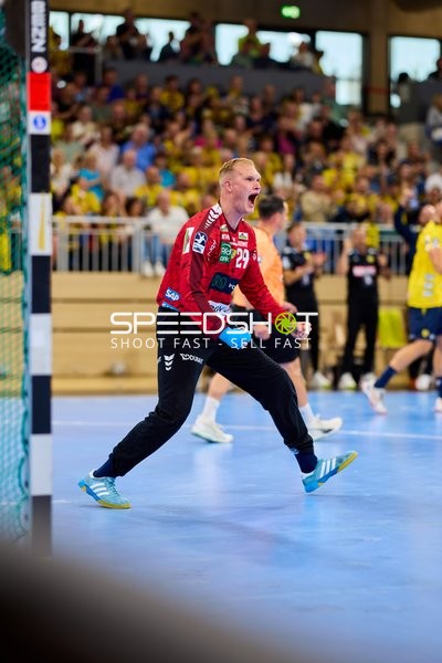 Torwart David Späth (29; Rhein Neckar Löwen) jubelt