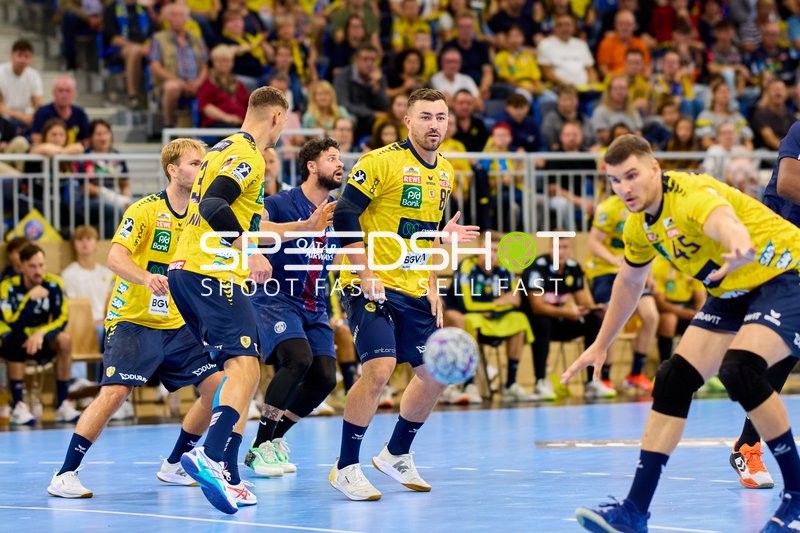 Spieler kämpfen um Ball