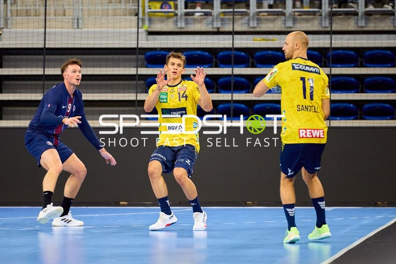 Spieler verteidigen in Halle