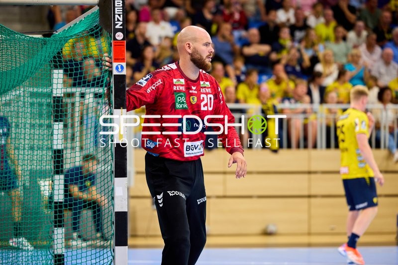 Torwart Mike Jensen (20; Rhein Neckar Löwen) hält Ball
