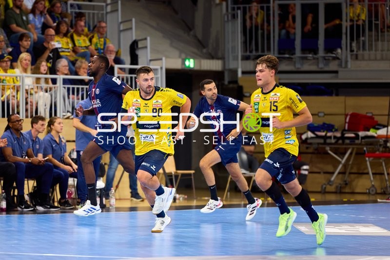 Spieler kämpfen um Ball