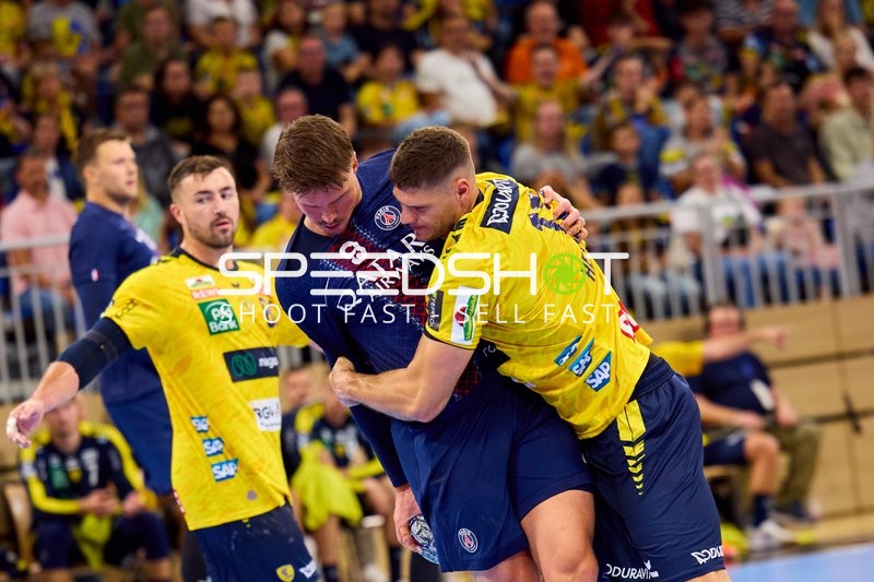 Spieler kämpfen um Ball