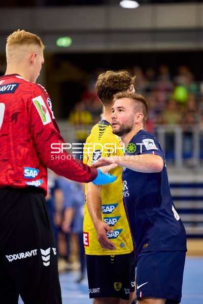 Spieler begrüßen sich