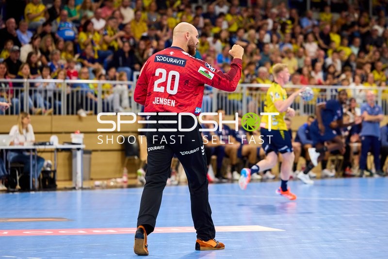 Torwart Mike Jensen (20; Rhein Neckar Löwen) hält Ball