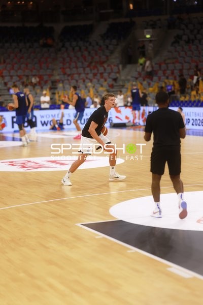 Spieler dribbelt auf Court