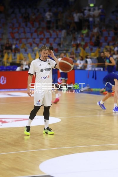 Spieler dribbelt auf Court