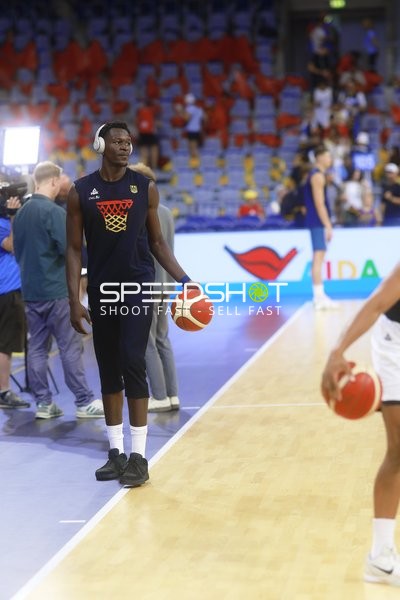 Spieler mit Ball auf Court