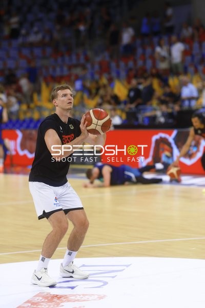 Isaac Bonga (0; Deutschland) in Position