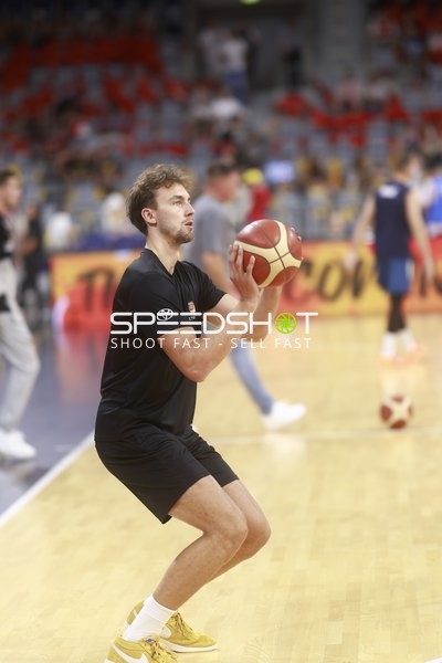 Spieler mit Ball auf Court