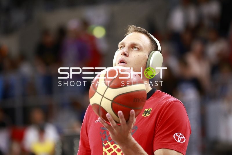 Johannes Voigtmann (7; Deutschland) mit Ball