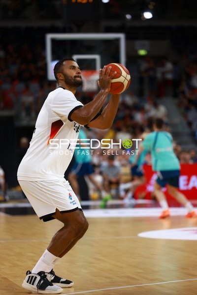 Spieler mit Ball auf Court