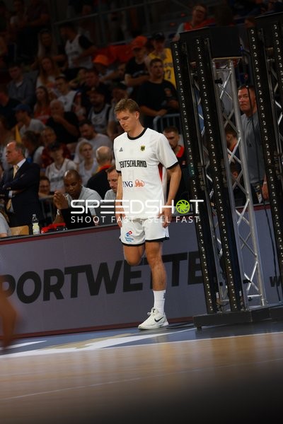 Spieler der deutschen Nationalmannschaft am Spielfeldrand