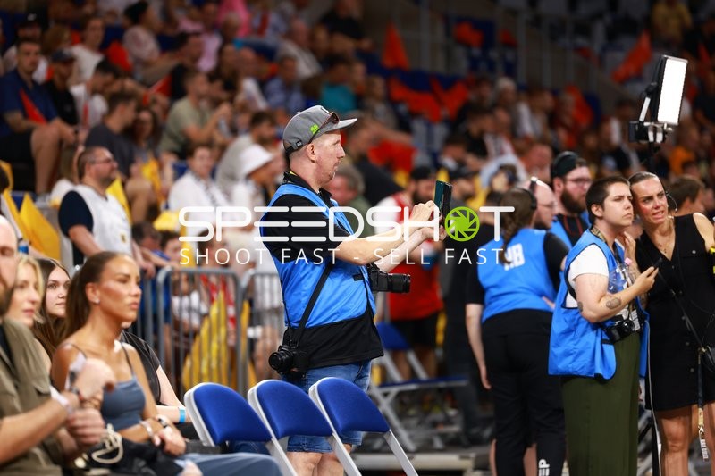 Offizielle und Fotografen am Spielfeldrand