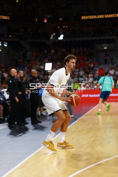 Spieler dribbelt den Ball