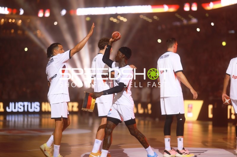 Nelson Weidemann (11; Deutschland) mit Ball auf dem Court