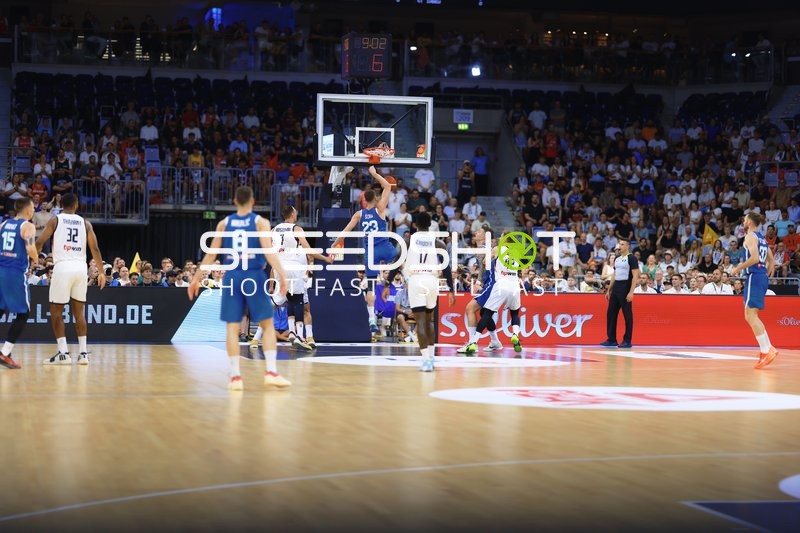 Zweikampf unter dem Korb